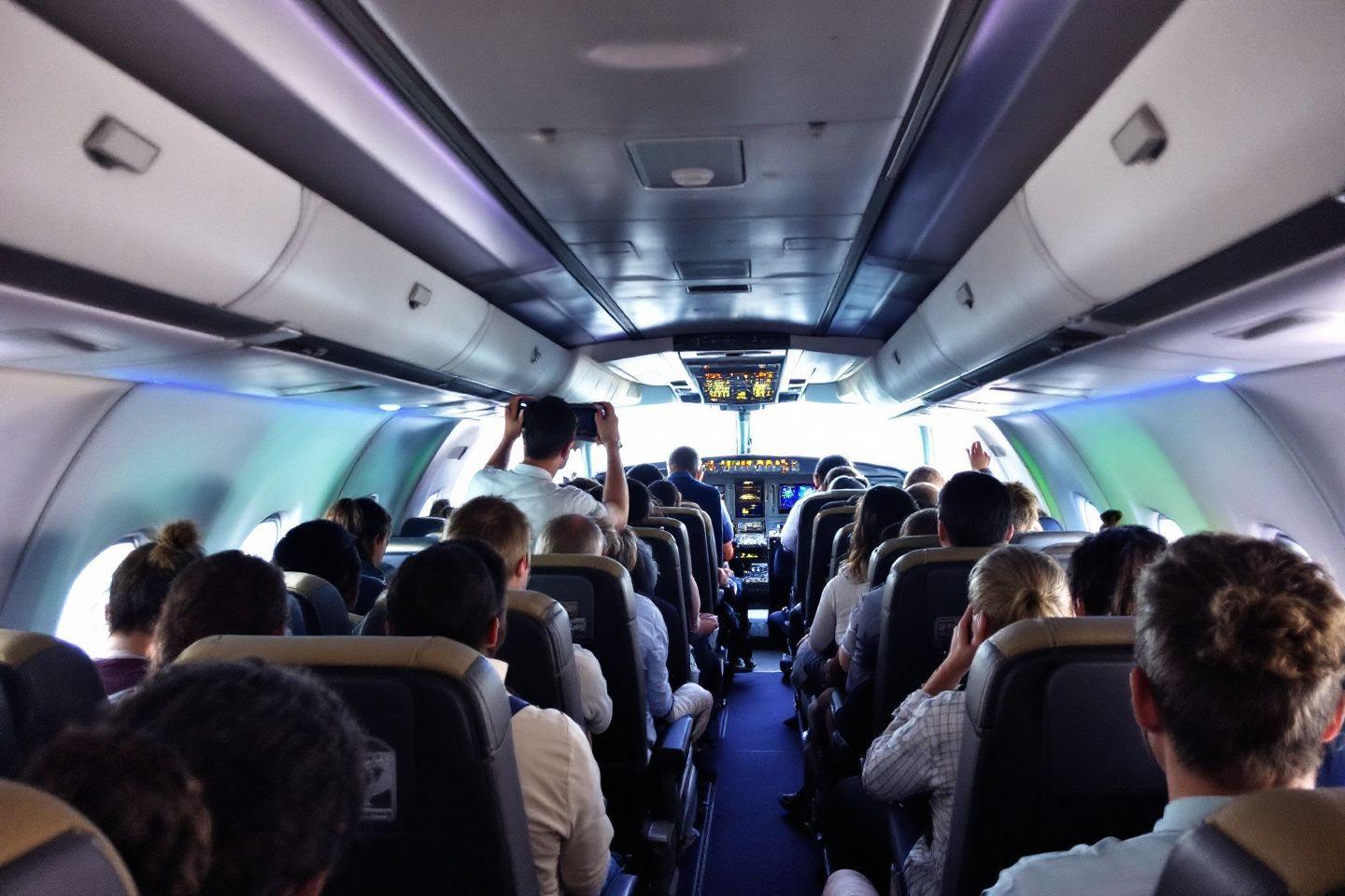 Vue depuis les sièges arrière vers le cockpit d'un avion