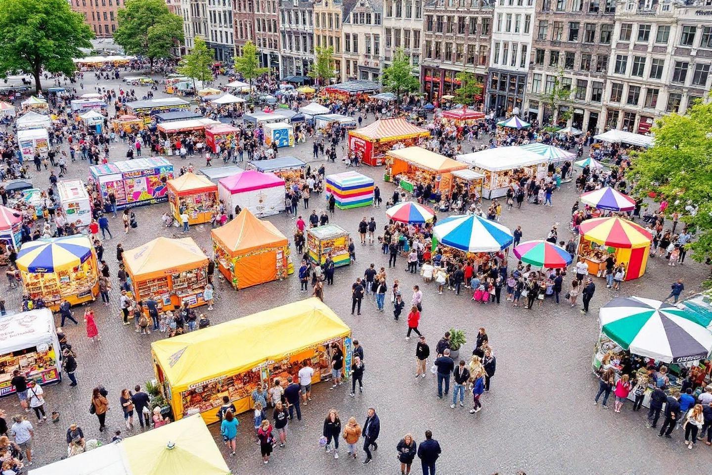 Vue aérienne d'un marché animé avec des stands multicolores