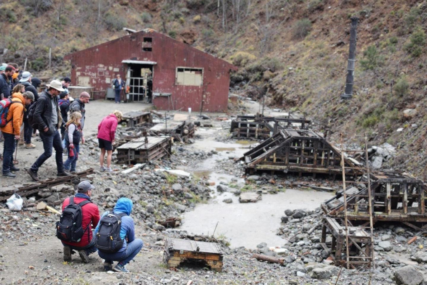 Groupe de personnes observant des vestiges d'ancienne mine