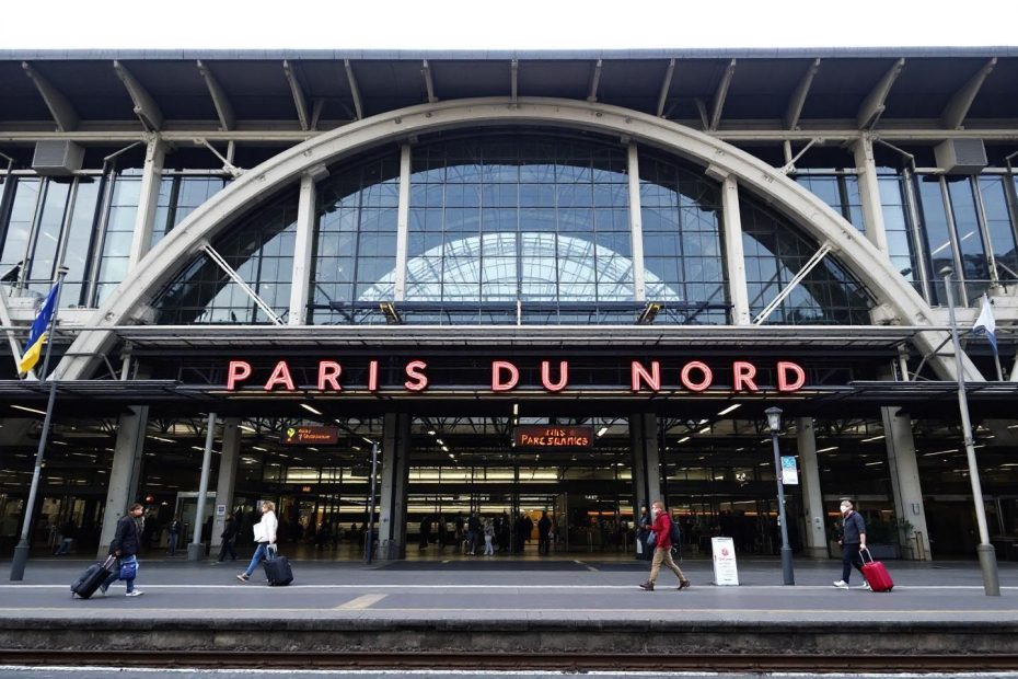 Façade de la gare avec voyageurs et bagages