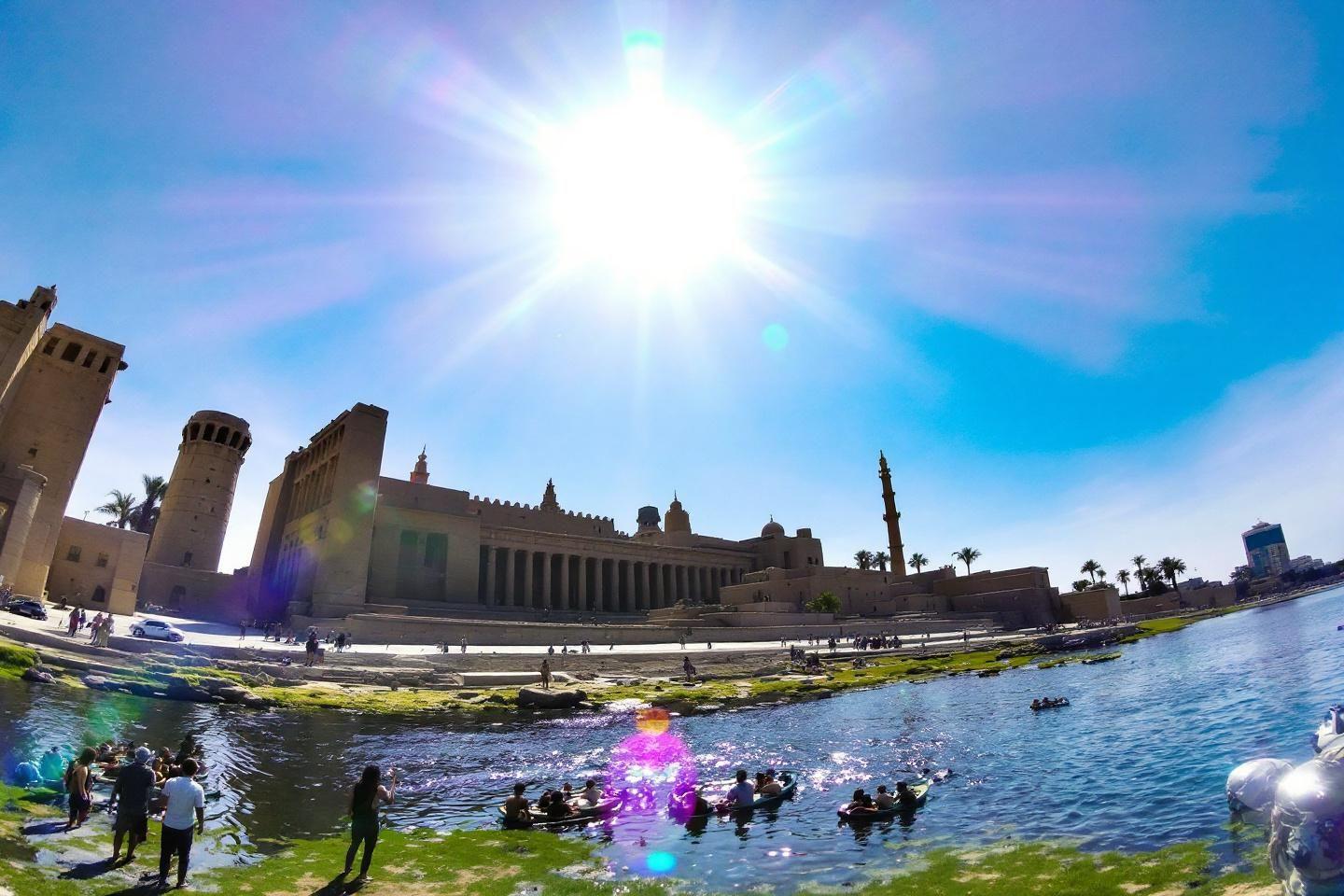Bâtiment ancien avec des gens dans un plan d'eau