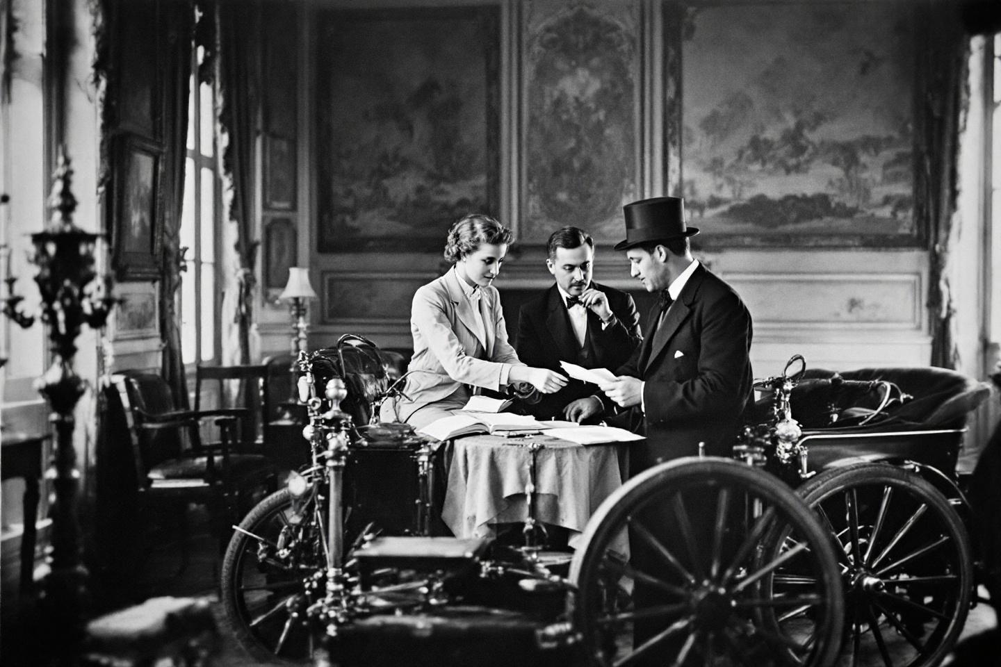 Scène vintage de discussion autour d'un ancien véhicule élégant