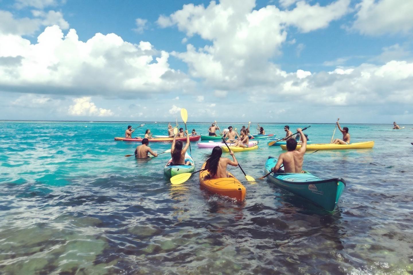 Nombreux kayaks colorés sur une mer tropicale lumineuse